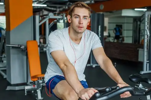 健身爱好者在健身房做自行车运动图片 其他运动,健身,自行车运动,健身