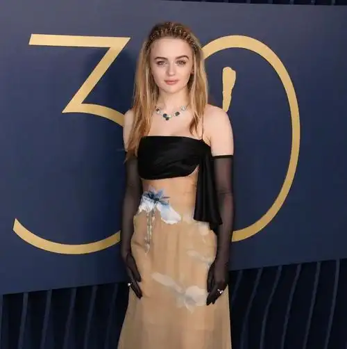 美国这一夜女星个个风情万种造型设计基本贴近观众感受