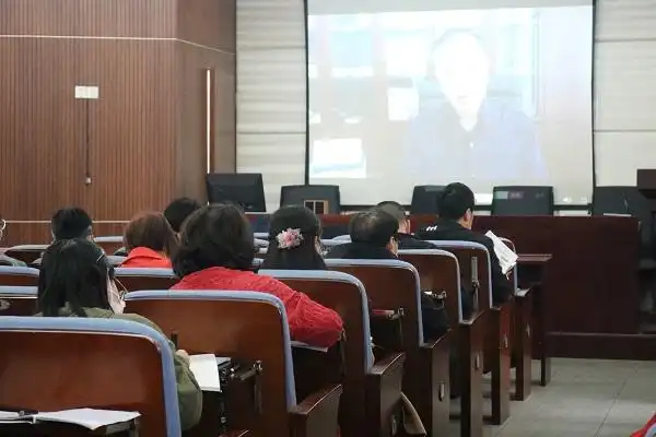 大溪二中组织教师观看《复学后学生心理危机识别与处理专题讲座》视频