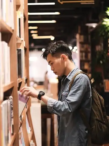 台式书店里的文艺男生 | 人像写真 | 广州约拍