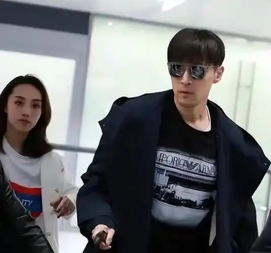 胡歌携助理老婆超市大采购,年货堆满购物车,黄曦宁忙前忙后_成功_胡佳