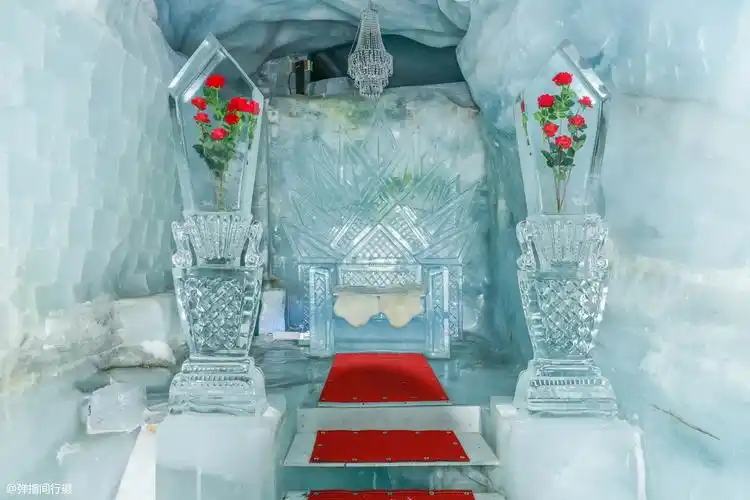 原创探秘瑞士地下冰宫游客好奇品尝远古冰层的味道舌头差点被黏住