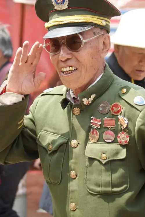 虽没了原来的军装,但老人时常好穿上在城建监察大队退休时的这身黄