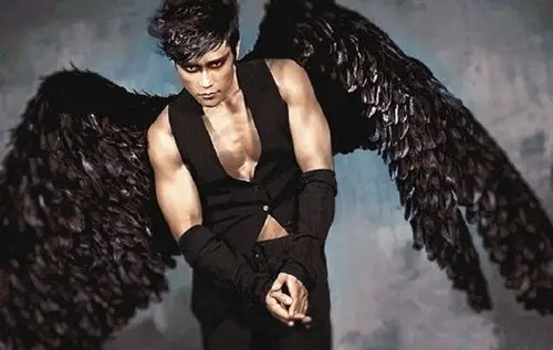 [组图]李秉宪"将使坏进行到底" 化身恶魔露胸肌_技点网