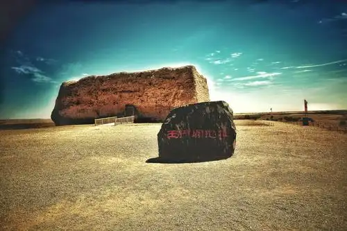 青海长云暗雪山,孤城遥望玉门关.黄沙百战穿金甲,不破楼兰终不还.