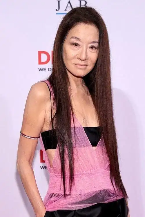 72岁婚纱女王王薇薇当模特全身纤瘦没赘肉一双细腿似筷子