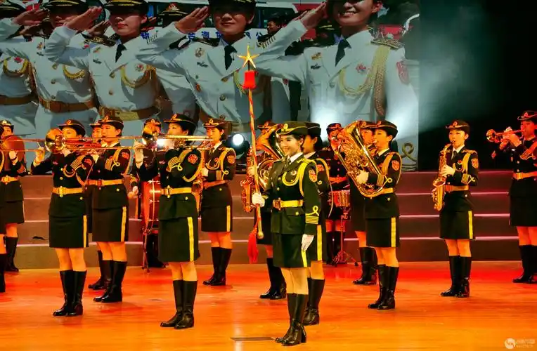 "五月的鲜花"之女子军乐队表演