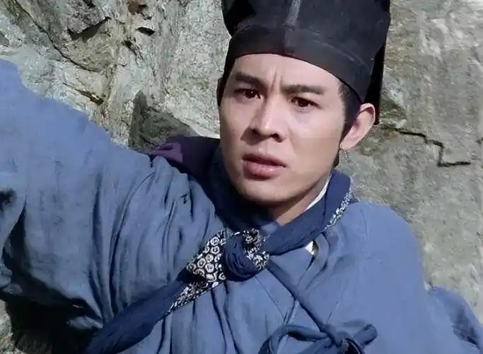 90年香港电影《笑傲江湖》上映,剧中许冠杰饰演令狐冲,歌神许冠杰出演