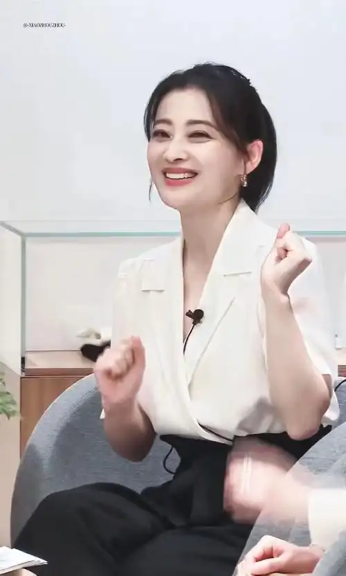 梅婷素颜变化大彻底认不出,戴少女发箍却像农家大婶,尤其是脸!