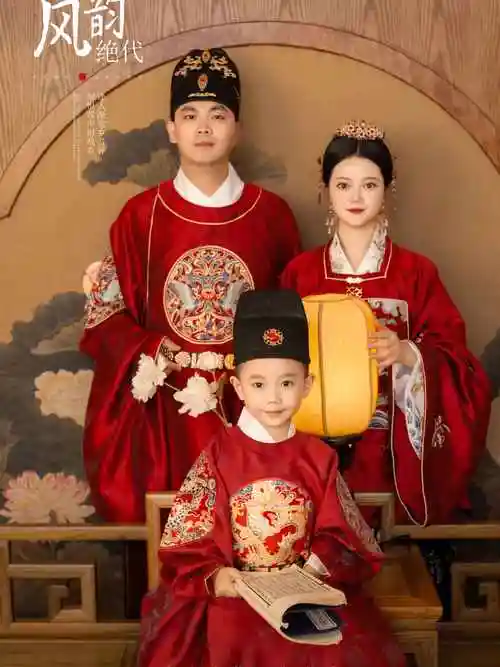 在乐山拍到了心心念念的汉服亲子照
宋制汉服版全家福的仪式感