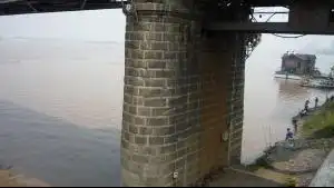 按其截面尺寸及重量的不同又可分为实体重力式桥墩和实体轻型桥墩