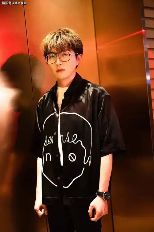 毛不易 电梯间写真