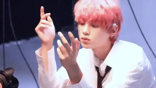 黄明昊《style》拍摄花絮上线 a,b面少年一齐收入囊中