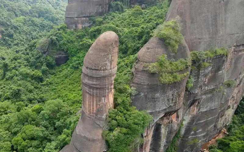 天下第一奇石,韶关丹霞山阳元石,阴阳两石隔江相望,太绝了