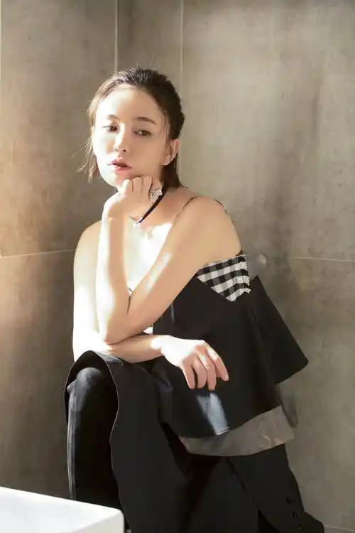 吕佳容室内时尚大片甜美减龄尽显高挑曼妙好身姿