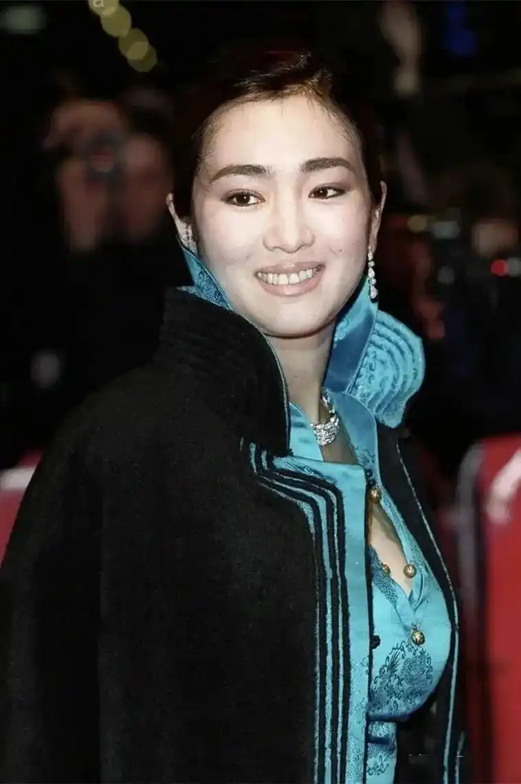 一代影后巩俐,今年已52岁,但仍美丽不减当年,青春靓丽 - 抖音