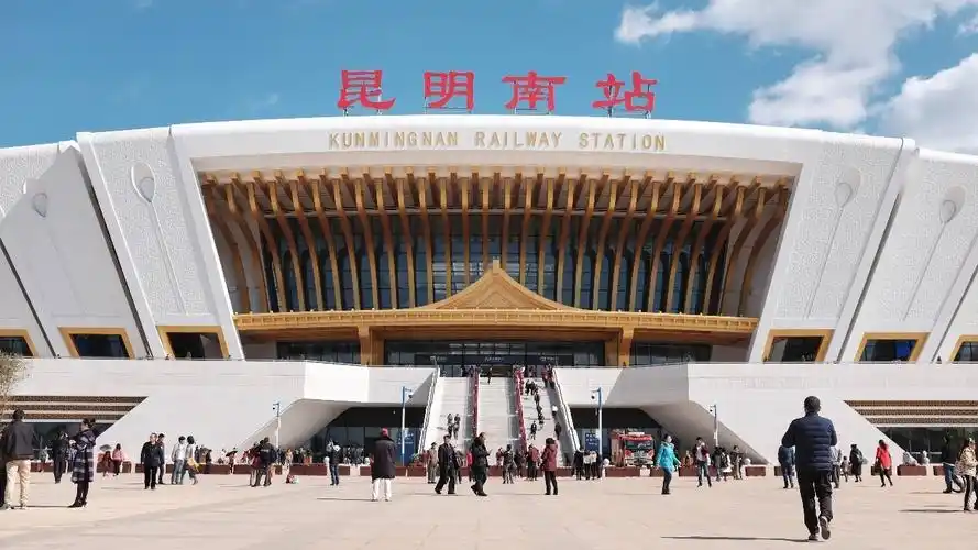 昆明南站(kunmingnan railway station):位于云南省昆明市呈贡区