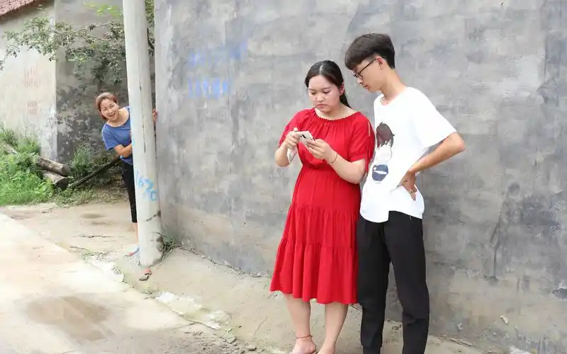 现在相亲,农村妈妈都是这样见小姑娘吗,偷偷摸摸到底是好还是坏_哔哩