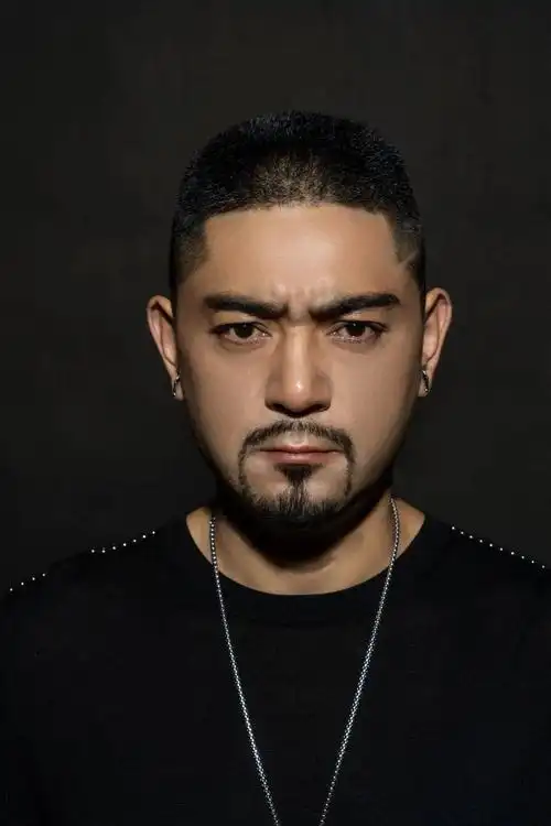 歌手洛桑扎西图片洛桑歌手改则牧女图片阿米尔班藏族歌手嘉绒兄弟组合