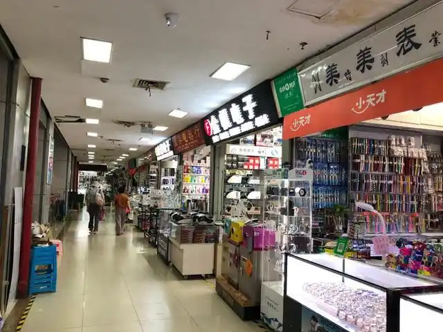 株洲:南大门小商品市场的规模,自动扶梯都能产生密集恐惧症