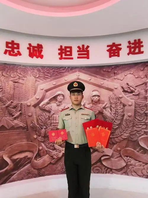 车辆失控侧翻落水一男子被困,"00后"武警火速救人