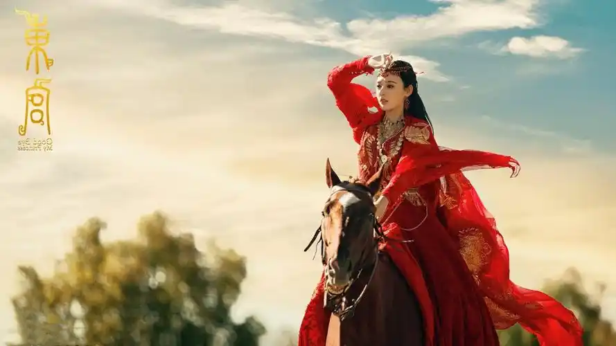 《东宫》小枫新写真曝光,人比花娇女人味十足,网友:不输范冰冰