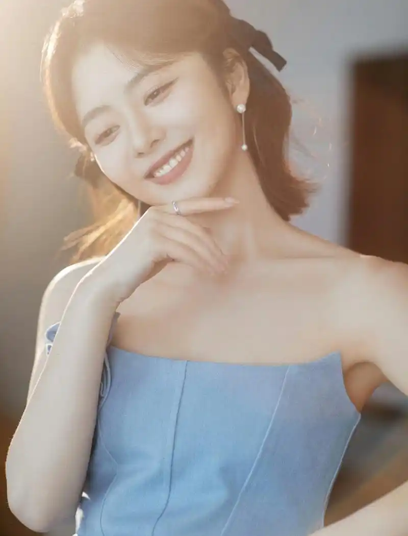 谭松韵蓝色抹胸花朵裙# 谭松韵蓝色抹胸花朵裙造型,夏日清爽,优雅