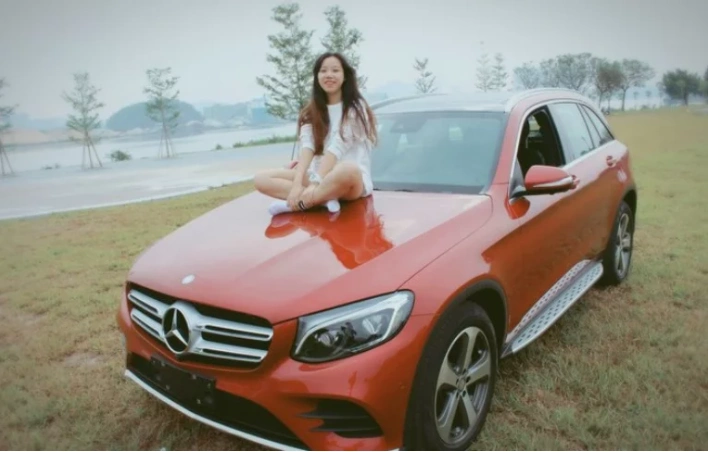 美女车模和奔驰glc的完美结合