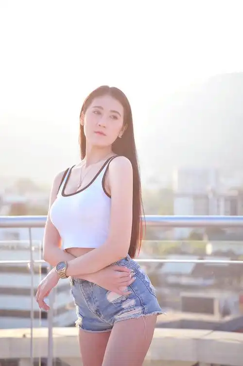 暖色中的泰国姑娘