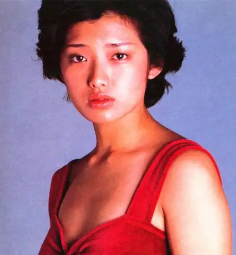 八卦杂志刊登山口百惠演出时被风掀动裙子的照片那时她才13岁