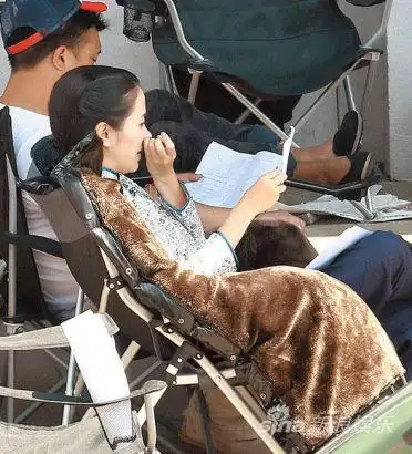 叶璇片场豪放抠鼻屎挠痒 不洗手摸男星