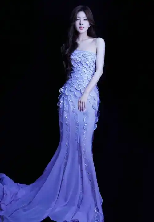 赵露思:一袭高级定制礼服亮相欧舒丹南法度假花园,尽显优雅魅力