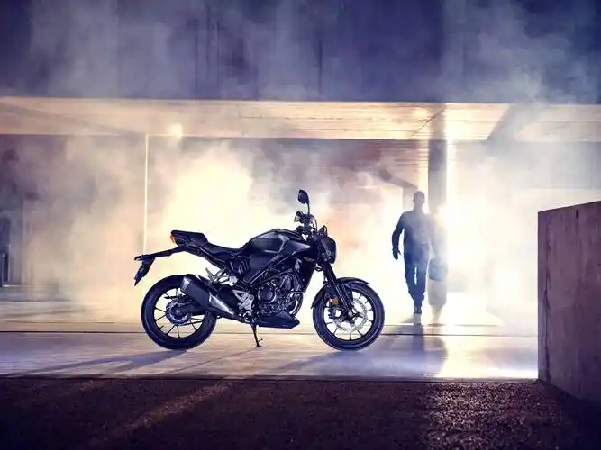 honda2022轻量级街车cb300r户外特写