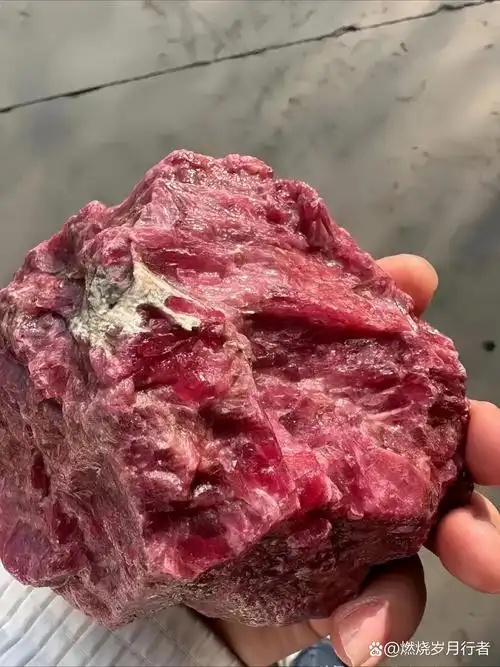 称他们朋友们外出探险时捡到这么一颗红色的石头,长得极为特别,看料子