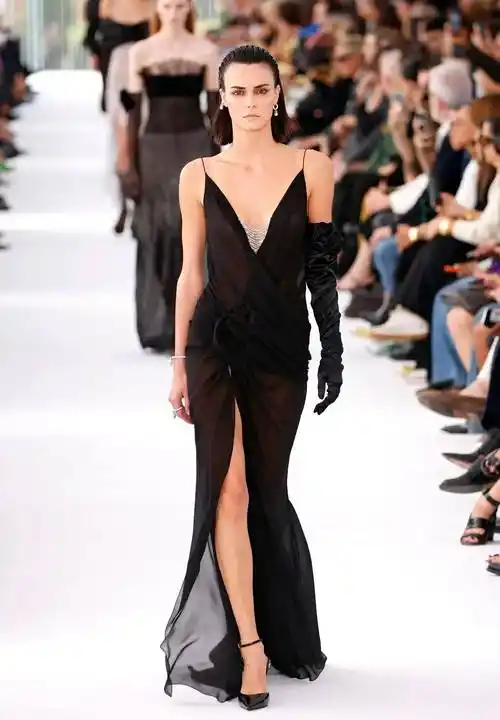 纪梵希 (givenchy) 2024春夏女装奢华秀:惊艳亮相!_女性_时尚_连衣裙