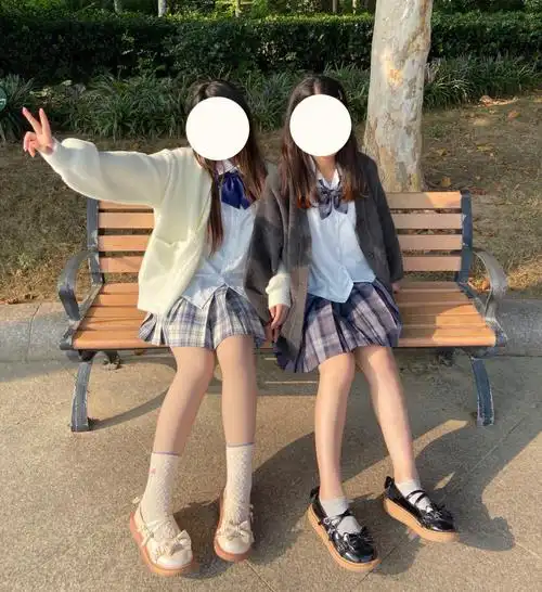 拉着妈妈一起穿jk制服