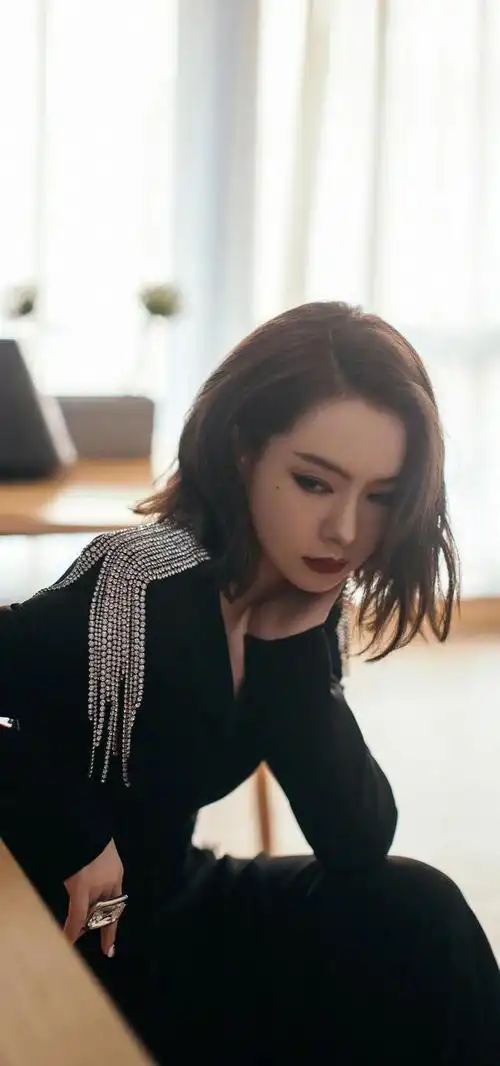 高冷女王戚薇高清手机壁纸