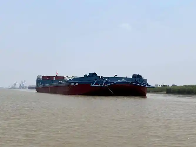 7800dwt驳船 05年中国造zc船级