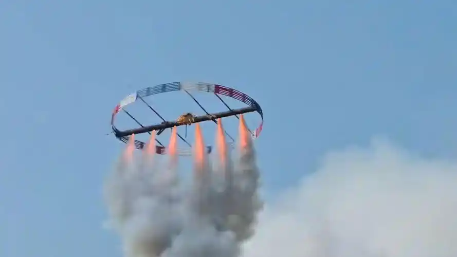 泰国的风车火箭大赛,圆盘旋转上升到百米高空,它是用来干什么的