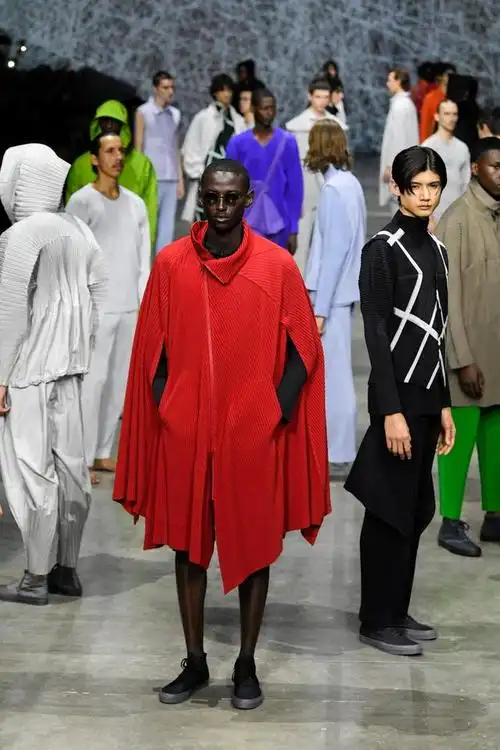 巴黎男装周三宅一生品牌时装秀