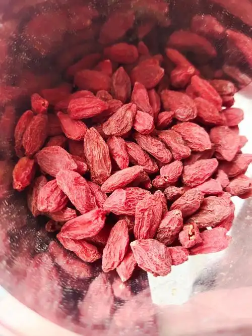 ①枸杞子是补虚药,为茄科植物宁夏枸杞的干燥成熟果实.