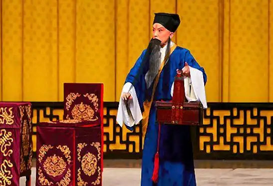 《四郎探母》中愁闷沦落的杨四郎;前一秒,她是空城上悠闲的诸葛亮;后