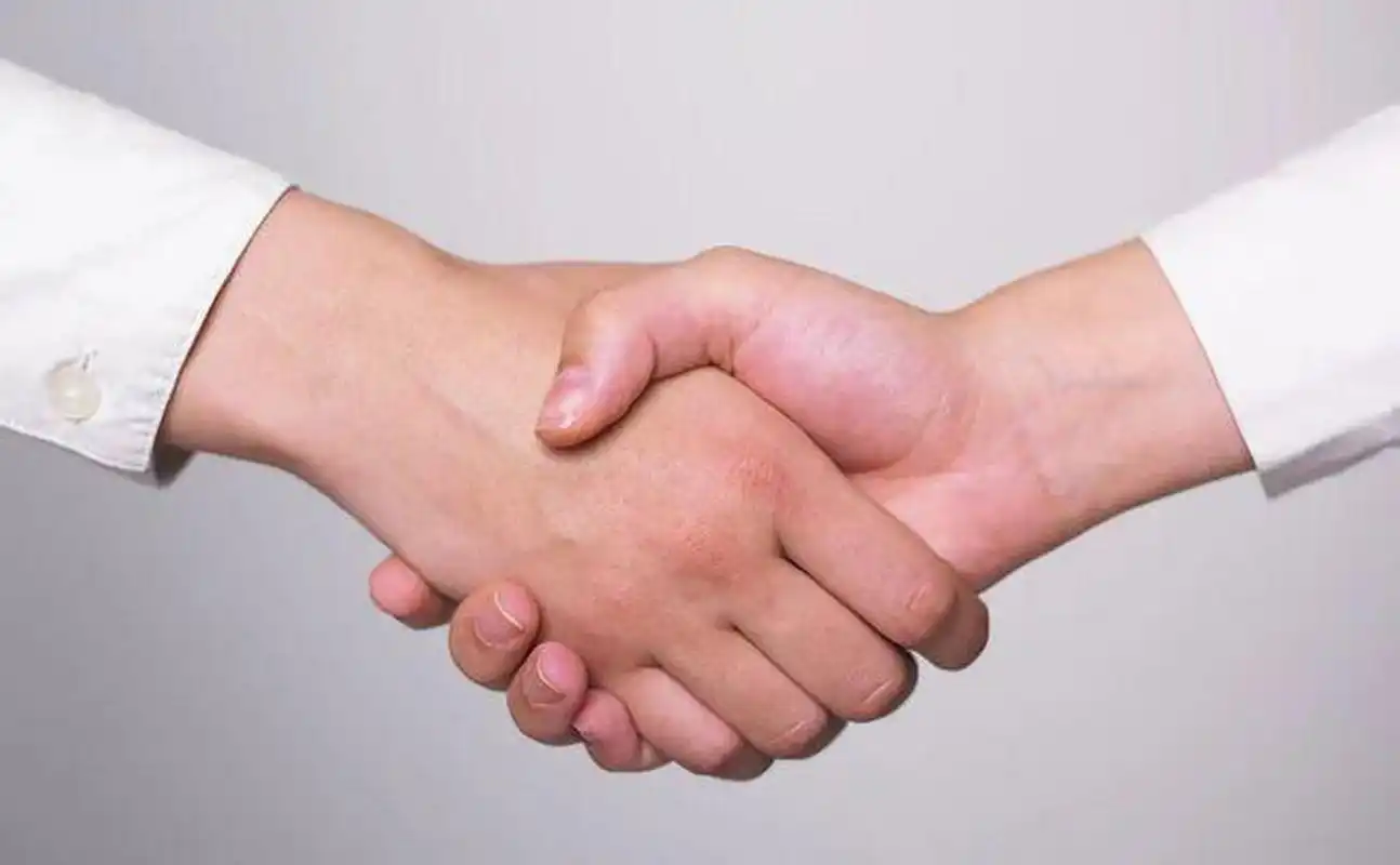 握手礼仪 我们首先来想一下,会在什么样的场合中进行握手?