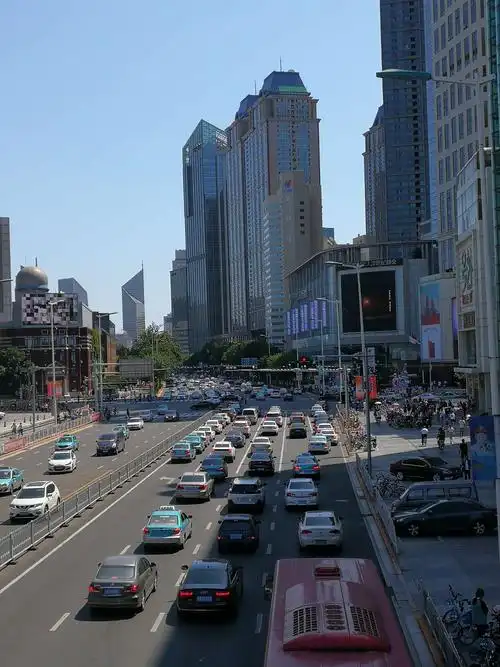 ▼  站在过街天桥俯首天津滨江大道街景