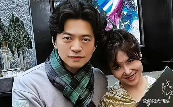 李健罕见秀恩爱!49岁与妻子孟小蓓高清正脸首曝光