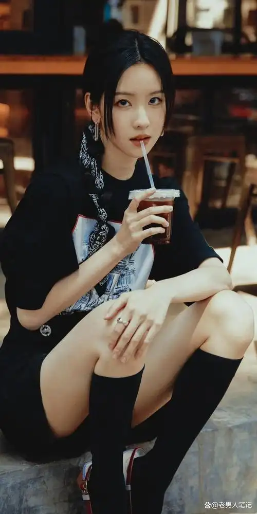 近日,90后新生代女艺人陈都灵最新街拍大片释出,丝巾编发搭配黑框眼镜