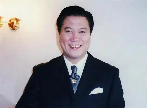 影视剧中一手遮天的大佬在现实生活中显然并没有这样的才能,万梓良的