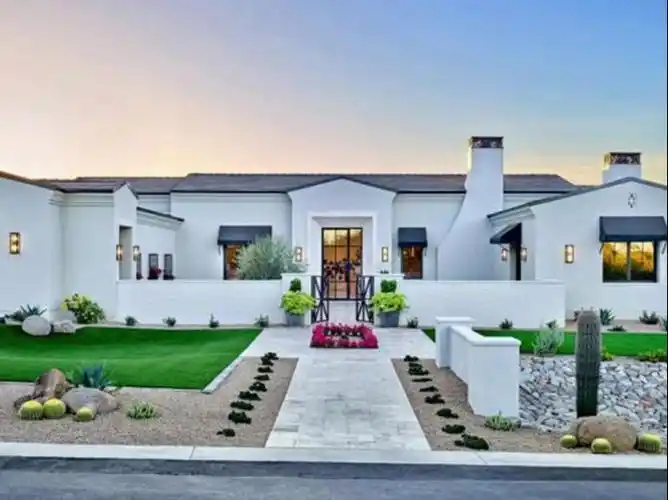 白色现代自建房别墅外墙仿石漆