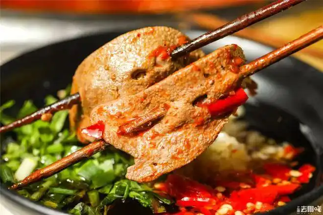 怒帅气小伙光天化日碰瓷90岁老爷爷围观群众竟拍手叫好