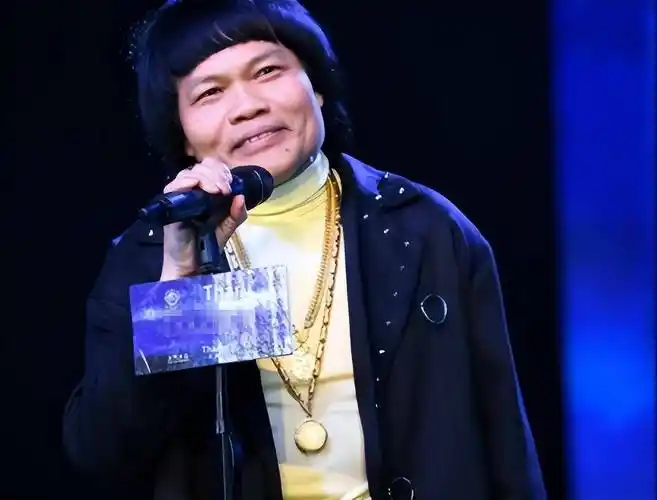 港圈星二代:甄子丹大儿长相像父亲,八两金,徐少强父子用一张脸_洪天明